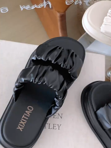 [happy] Summer new simple solid color Joker increased outdoor beach sandals for women