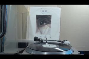 1 แผ่นเสียง 12นิ้ว d98 ซูก้า คอรัส แหวนแลกใจ แผ่นVG+ริ้วรอยบาง เสียงรบกวนนิดหน่อยไม่มีรอยลึก แผ่นล้างทำความสะอาดแล้ว ปกVG+มีตำหนิขอบนิดหน่อย ขอบไม่ขาด สันไม่ทะลุ