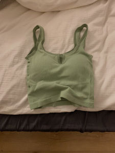 เสื้อกั๊กสีเขียวแขนกุดสำหรับผู้หญิงในช่วงฤดูร้อน สายเดี่ยวเล็ก ดีไซน์หลังสวยงาม ใส่กับเสื้อเชิ้ตสีพื้น เสื้อผ้าทำงาน