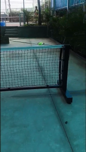 Lưới picklaball thi đấu thép hộp 80 x 80 có khe hở cho bóng lăn qua