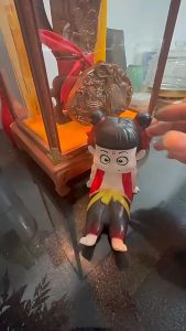 LIU.(ตัวไหญ่) นาจาที่ตั้งโทรศัพท์ ตุ๊กตาไวนิล ที่วางโทรศัพท์สร้างสรรค์ สนับสนุนการสนับสนุน ของตกแต่งโต๊ะ