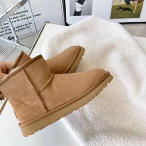 Womens Winter Snow Boots Sheepskin Fur Integrated Thickened Fleece Slip-On Lazy Shoes Princess Style Short Tube Low Heel
