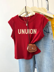 เสื้อยืดแขนกุดสีแดงเข้มทรงสลิมฟิตสำหรับผู้หญิงในช่วงฤดูร้อนปี 2024 เสื้อตัวบนสไตล์เกาหลีแบบใหม่พร้อมแขนกระดิ่งเล็กและแขนกุด