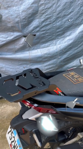 YAMAHA AEROX V3 TITAN VERSION - ORIGINAL DC MONORACK TOPBOX BRACKET (OFFICIAL)