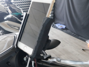 Pemegang telefon hendal kereta baharu yang boleh mengecas telefon anda