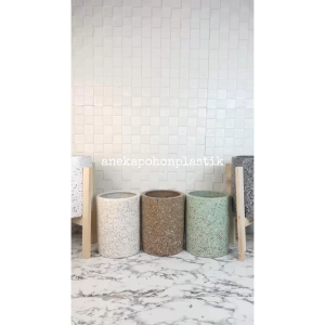 Pot Terracotta Motif Pot Teraso Model Silinder Variasi Warna Pot Standing Kaki 4 Pot Tanaman Asli Artificial Hiasan Cafe