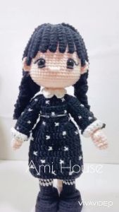 Búp bê Wednesday váy chấm bi bằng len móc thủ công – Búp bê handmade 100% cotton an toàn – Gấu bông cao cấp cho bé – Ami House