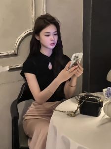 Áo Thun Tay Ngắn Thanh Lịch Phong Cách Trung Hoa Mới Cho Nữ Mùa Hè 2025 Áo Thun Cổ Đứng Tay Ngắn Hở Lưng Trơn Màu Thường Ngày