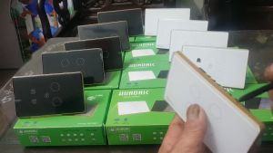 Công tắc thông minh cao cấp 2 nut Hunonic có viền vàng điều khiển qua điện thoại kết nối Wifi BH 1 năm