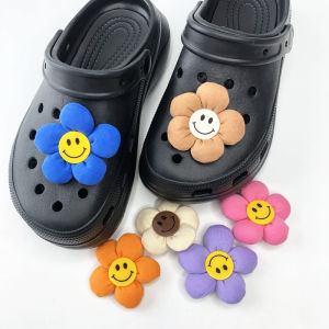 แนะนําหนังสือสีแดงขนาดเล็ก Clog รองเท้าอุปกรณ์เสริม Diy รองเท้าหัวเข็มขัดตกแต่ง Cross ตกแต่งยิ้มดอกไม้รองเท้าหัวเข็มขัด