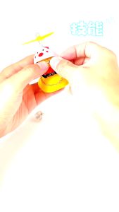 เป็ดติดรถจักรยานยนต์ เป็ดติดรถมอเตอร์ไซค์ เป็ดแต่งรถ เป็ดหมวกกันน็อก ตุ๊กตาเป็ดเหลือง เหมาะสำหรับตำแหน่งต่างๆ สวมหมวกกันน็อก มีใบพัด แว่นกันแดด เท่สุด ๆ สำหรับติดรถจักรยาน แต่งรถยนต์และมอเตอร์ สวยงาม กะทัดรัด เบา และเรียบง่าย