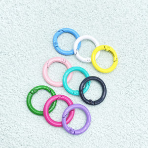 เครื่องประดับ DIY อุปกรณ์เสริมโทรศัพท์เสื้อผ้าสำหรับกระเป๋าเดินทางมีสีระบายพวงกุญแจแหวนฤดูใบไม้ผลิแหวนปรับขนาดได้มี4ชิ้น/ล็อต