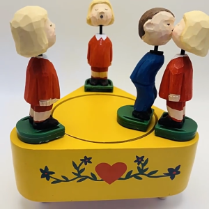 สไตล์ล่าสุดกล่องดนตรีไม้แกะสลักลายไม้เนื้อหยาบ กล่องดนตรีไม้แกะสลักลายไม้เนื้อหยาบของขวัญวันเกิด