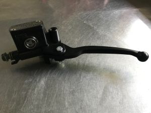 Tay thắng dầu âm bên trái