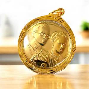 เหรียญที่ระลึก2พระองค์ในหลวงรัชกาลที่9 และพระพันปีหลวงเหรียญพระราชทาน งานเลี่ยมทองไมครอนเกรดAกันน้ำ 3กษัตรย์ แถมแหนบ(พร้อมกล่องกำมะหยี่)