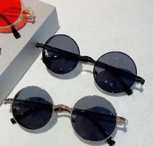 ดิเริเทที่นี้เป็นเครื่องมือการแก้ไขความแตกต่างที่มีอยู่หลงกันแดดกรอบขนาดเล็กทรงกลมแฟชั่นคลาสสิกสำหรับผู้ชายกันแสง UV400 ป้องกันแสงแดดสร้อยข้อมือ