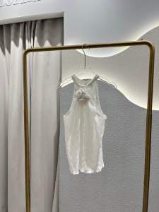 NOOZZSHOP 3511418 เสื้อผ้่าพลีทคลื่นๆ มีดอกไม้กลางคอหน้า ใส่กระดุมหยดน้ำคอหลัง