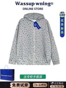 เสื้อแจ็คเก็ตฮู้ดลายดอกไม้หลวมๆ สำหรับผู้หญิง WASSUP ฤดูใบไม้ผลิและฤดูใบไม้ร่วง 2024 ดีไซน์ใหม่ เสื้อกั๊กเปิดไหล่สไตล์เบสบอล