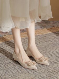 รองเท้าแต่งงานส้นเตี้ย ทรงหัวแหลม ดีไซน์เรียบง่าย สไตล์ฝรั่งเศส ประดับเพชร หัวเข็มขัดสี่เหลี่ยม รองเท้าส้นแบนสำหรับใส่ในชีวิตประจำวัน