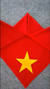 Khăn choàng vuông lụa đỏ in sao vàng - Khăn choàng cờ đỏ sao vàng 70x70 cm