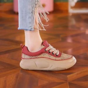 พื้นรองเท้าหนากลวงออกเรโทรของผู้หญิงรองเท้ากีฬาส้นเตี้ยสวมใส่สบายและอเนกประสงค์