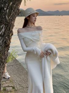 ชุดเดรสยาวทรงเอไหล่เดียวสไตล์ฝรั่งเศส ชุดนางฟ้า กระโปรงยาวปานกลางสีขาว ฤดูใบไม้ร่วง 2024 ฤดูใบไม้ผลิ