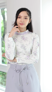 Narinari : MT6751 Ruff Collar Fleur Blouse ผ้าอัดลาย เสื้อแขนยาว