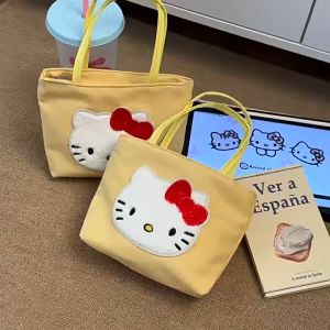 Leisure Store ถุงหิ้วน้องคิตตี้ กระเป๋าผู้หญิง สกรีนโดปามีนสวยสด กระเป๋าถือฮัลโลคิตตี้ Hello Kittyกระเป๋าถือสวยๆ กระเป๋าถือผู้หญิง สไตล์เกาหลี สุดฮิต กระเป๋าถือใบเล็ก กระเป๋าถือผู้หญิงแฟชั่น กระเป๋าถือใหม่ล่าสุด ใช้ได้ทุกโอกาส น่ารักสดใสสุดหน้าร้อน🌞