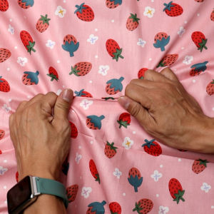 ผ้าคอตต้อน 100% ลายสตรอเบอร์รี่ จุด และกากบาท หน้ากว้าง 65 นิ้ว ผ้าเมตร ผ้าหลา