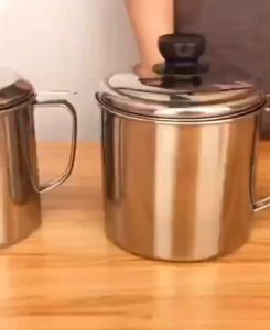 ถ้วยกรองน้ํามัน หม้อเก็บน้ํามัน หม้อกรองน้ํามัน สแตนเลส พร้อมฝาปิดและตะแกรงกระชอนกรองกาก ขนาด 1.3 ลิตร