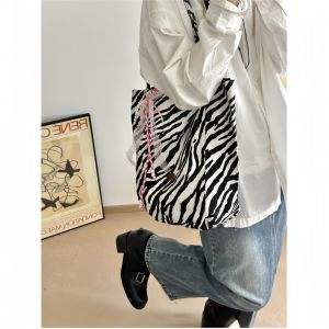 กระเป๋าผ้าใบทรงโต้รุ่งใหม่สำหรับผู้หญิง กระเป๋าสะพายไหล่แบบลำลอง ความจุขนาดใหญ่ ลายม้าลายมังกร สำหรับเดินทางไปทำงานในฤดูใบไม้ร่วงและฤดูหนาว