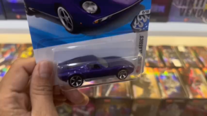 Mô Hình Xe Hot Wheels 71 Lamborghini Miura SV Màu Tím Mainline