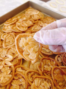 Handmade Caramel Almond Thin Slice Biscuits ly Baked Office Snacks Roman Shield Shape Maltose Cookies Small Packaged Cookies