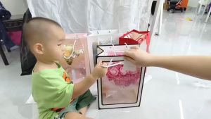 ถุงของขวัญ ถุงกระดาษด้านหน้าใสมีป้ายห้อย ใส่ของชําร่วย ใส่ดอกไม้ ดูหรูหรา