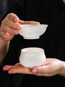 Integrated Ceramic Tea Strainer Fine Porcelain Gold-Decorated Tea Pouring Device with Base for Daily Tea Table Use