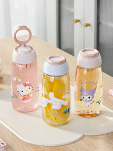 Sanrio ถ้วยน้ำพลาสติกแบบพกพาสำหรับเด็กและเยาวชน ถ้วยน้ำแบบมีช่องแยกสำหรับดื่มน้ำ ถ้วยน้ำแบบมีฝาปิดพร้อมหูจับสำหรับเด็กนักเรียน