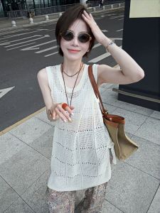 เสื้อกั๊กถักแขนกุดสีดำสำหรับผู้หญิง ฤดูร้อนปี 2025 เสื้อคอตัดครึ่งตัวบางยาวปานกลางดีไซน์เก๋ไก๋สำหรับผู้หญิง