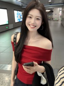 เสื้อยืดแขนสั้นไหล่เดียวสีแดงสุดสวย Pure Desire สำหรับผู้หญิง ดีไซน์ฝรั่งเศส ฤดูร้อน 2025 แฟชั่นใหม่ เสื้อยืดคอกลม