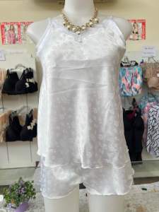 ชุดนอนสายเดี่ยวสีขาวพร้อมกางเกงผ้าซาตินพิมพ์ลายดอกกุหลาบ