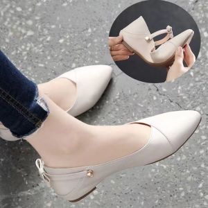 รองเท้าส้นแบนหนังแท้ทรงหัวแหลมสไตล์เกาหลีสำหรับผู้หญิง ฤดูใบไม้ผลิ 2025 รองเท้าแตะหัวเข็มขัด พื้นนุ่ม ส้นเตี้ย สไตล์หวาน