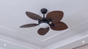 พัดลมเพดานดีไซน์เก๋ ขนาด 52 นิ้ว ปรับลมได้ 3 สี 6 ระดับ พร้อมรีโมทคอนโทรล มีฟังก์ชั่นตั้งเวลา เดินหน้า-ถอยหลัง เหมาะสำหรับวิลล่า ระเบียง โรงแรม และห้องนั่งเล่น