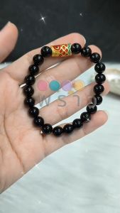 -พราว- สร้อยข้อมือหิน Onyx (โอนิกซ์) หินขนาด 8 มม. + ชาร์มปลาคาร์ป ขนาด 1.5 ซม.