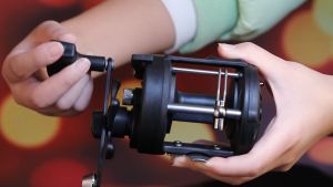 Sougayilang Fishing Reel วงล้อตกปลารอบธรรมดา 3.8:1 เมตา สแตนเลสหมูนล้อกลองตกปลารอบกับตกปลา สำหรับการกระจายส่วนเกียรติของขวามือและทนทานสแตนเลสหมูนล้อกลองตกปลา