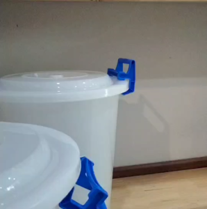 ถังน้ำ ถังน้ำพลาสติก มีฝาปิด มีให้เลือก 3 ขนาด 22 ลิตร  25 ลิตร  30 ลิตร สีขาวใส  สไตล์มินิมอล ถังน้ำพลาสติกใส มีหูจับ พลาสติกหนา ทนทาน แข็งแรง