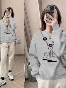 เสื้อฮู้ดคอกลมหลวมๆ สำหรับผู้หญิง ฤดูใบไม้ร่วง/ฤดูหนาว เสื้อฮู้ดคอกลมลายการ์ตูน ทรงหลวม แขนยาว ปกติ แฟชั่นเกาหลี