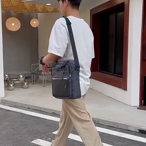 SKM New Korean Fashion Square Large-Capacity Anti-Splash Shoulder Messenger Bag Beg Sandang Lelaki SK620