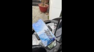 Giá kẹp điện thoại xe máy keo 3M dán mặt đồng hồ