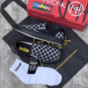 SEPATU MAHONK - Slip On Catur Full Black Pria & Wanita Free Kaos Kaki