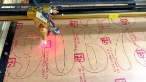 Số màu đỏ mica cao 10cm dày 2mm dán tường dán bản quản cáo dán bản số xe số nhà.