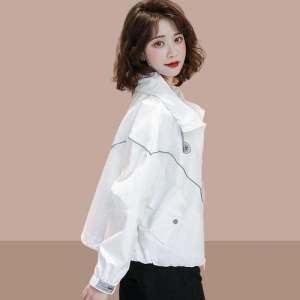 เสื้อคลุมกันแดดกันรังสียูวีสำหรับผู้หญิง ฤดูร้อนปี 2025 เสื้อคลุมกันแดดแบบหลวมแขนยาวระบายอากาศได้ดีสำหรับกลางแจ้ง เสื้อคลุมกันแดดแบบบาง